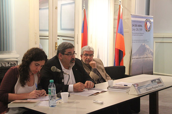 Giro Manoyan (C), Khatchik DerGhouhassian (R)